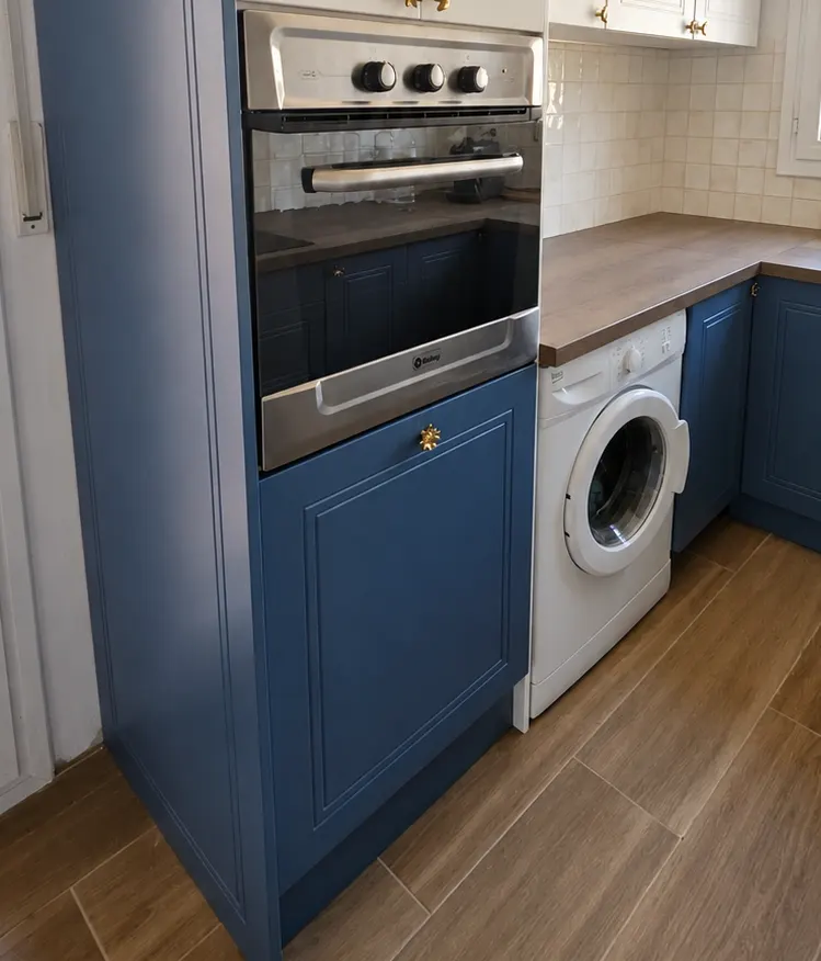 mueble de cocina azul alto con lavavajillas y horno integrado