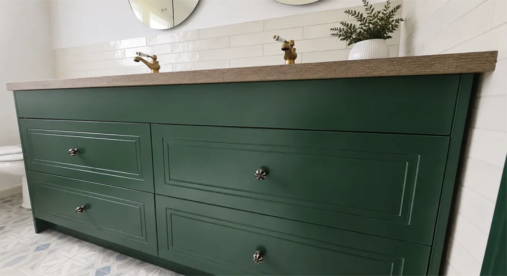 mueble baño a medida verde con encimera madera estilo contemporáneo