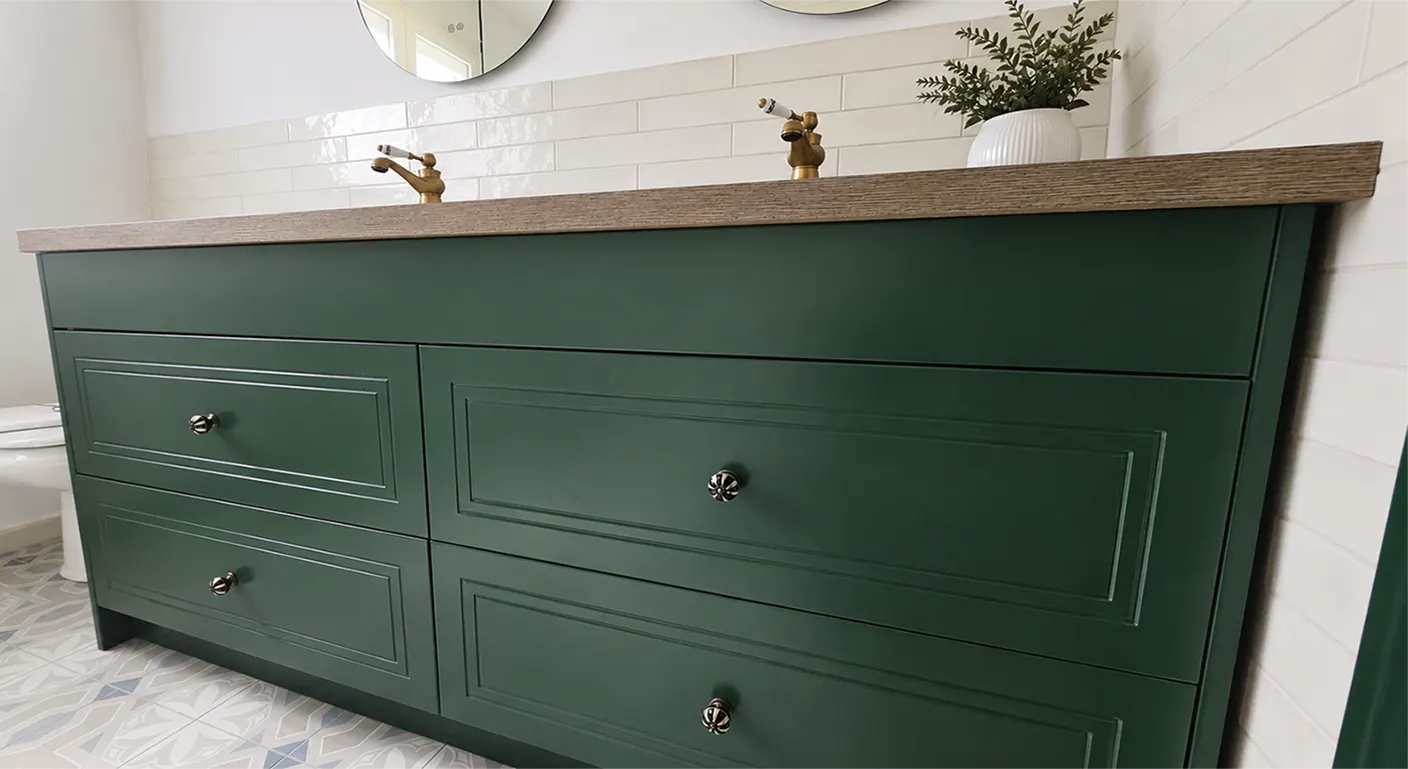 mueble baño a medida verde con encimera madera estilo contemporáneo