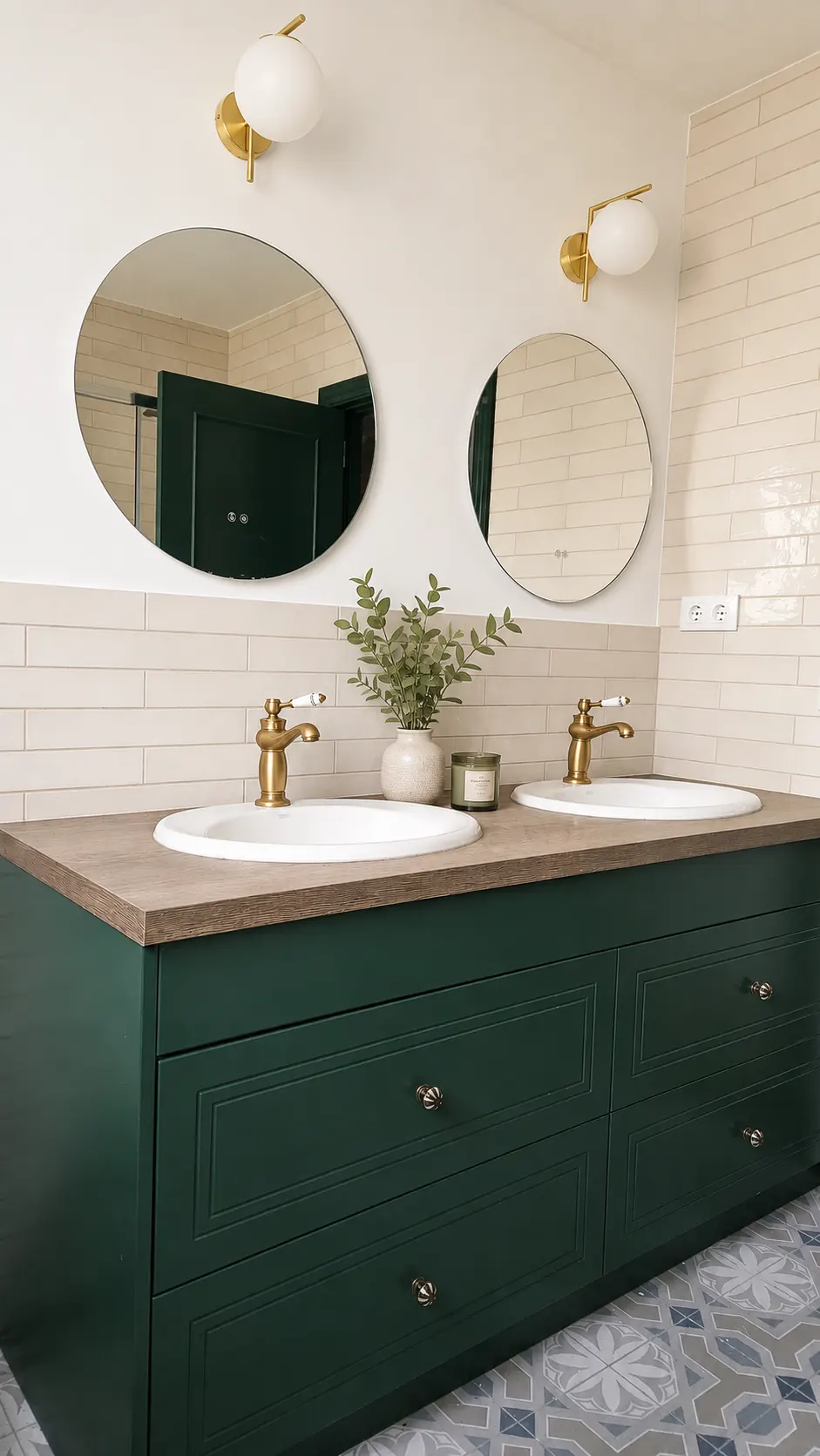 Mueble de baño a medida en color verde oscuro con doble lavabo, encimera efecto madera, grifería dorada y espejos redondos.